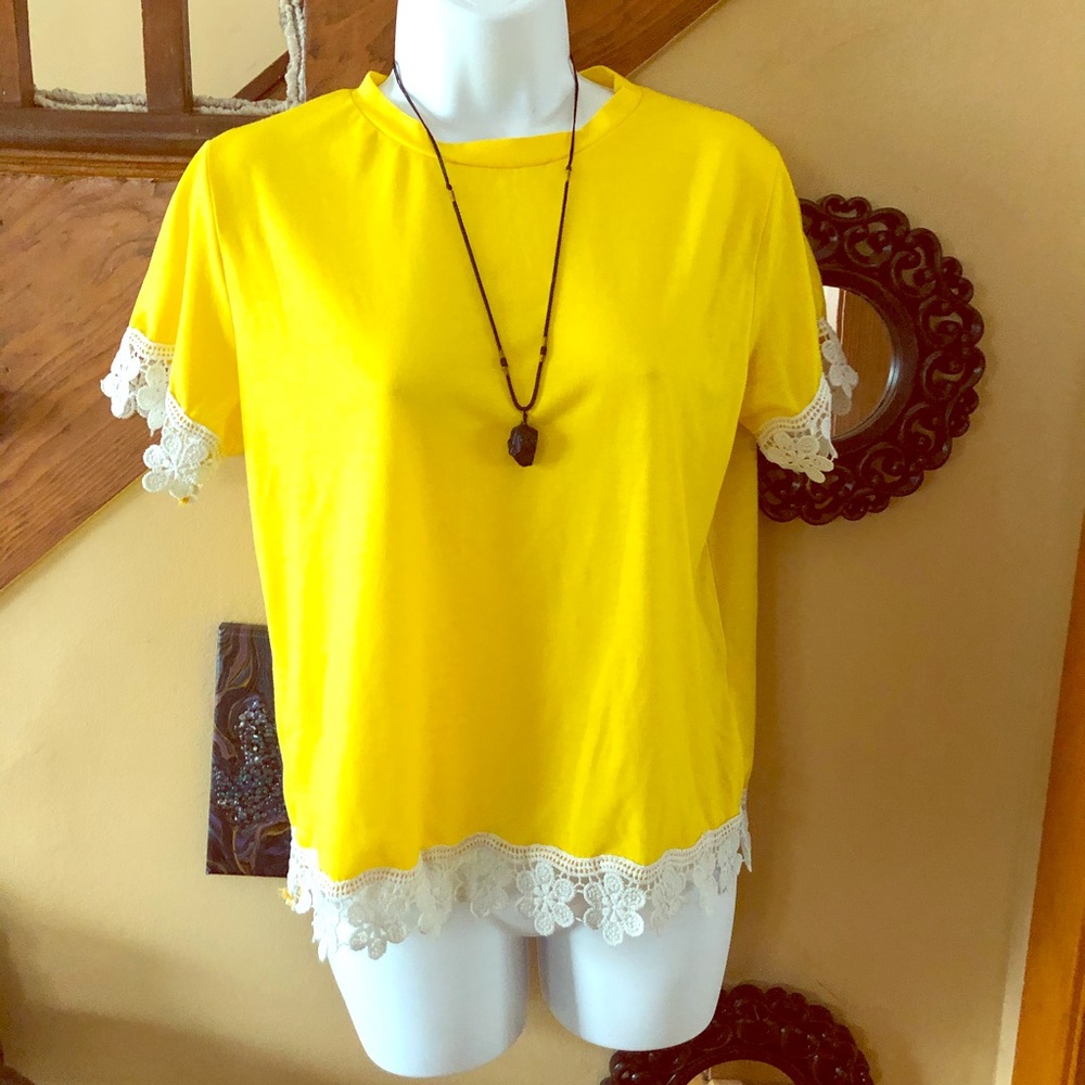 🤗 3-$25 Yellow Lace T SZ L